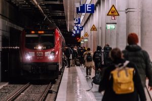 השוואת רכבות מול טיסות לטיול באירופה – יתרונות וחסרונות